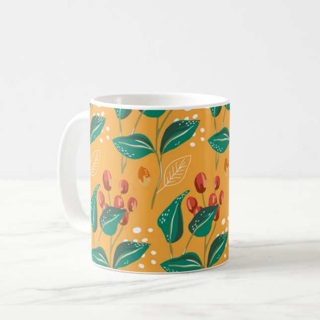 Taza De Café Berry roja y hojas verdes. Patrón amarillo floral (Anverso izquierdo)