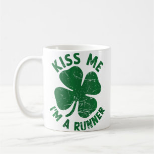 Taza De Café Bésame Soy Un Corredor Día De San Patricio Trébol
