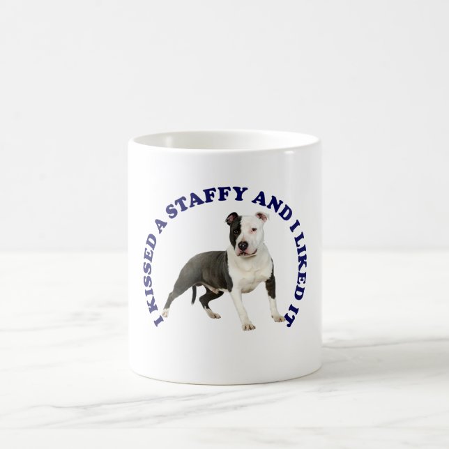 Taza De Café Besé un Staffy (Centro)