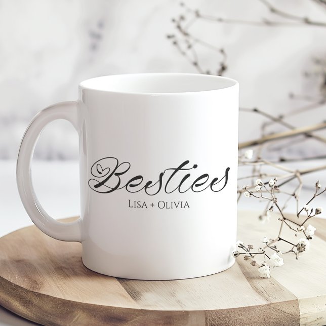 Taza De Café Besties Nombre personalizado Mejor Amigo (Besties Custom Name Best Friend Coffee Mug on a sunny boho wooden kitchen table.)