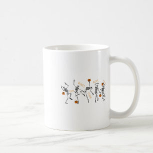 Taza De Café Biblia de esqueleto bailando versus huesos secos s