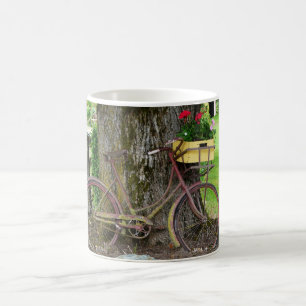 Taza De Café Bicicleta antigua vieja con la cesta de la flor