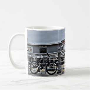 Taza De Café Bicicleta en el paseo marítimo por Shirley Taylor