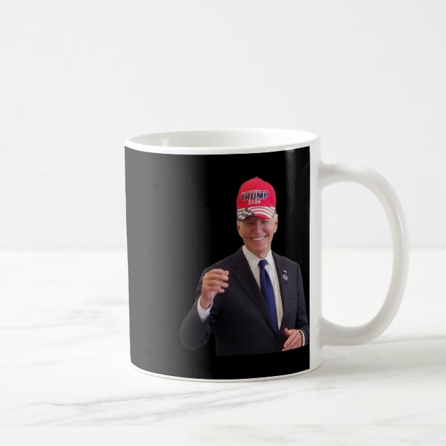 Taza De Café Biden Lleva Un Gorra De Trump 2024 (Derecha)
