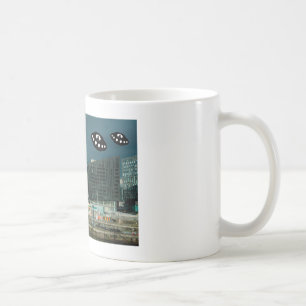 Taza De Café Bienvenido a Liverpool con algunos visitantes extr