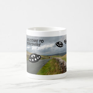 Taza De Café Bienvenido a Yorkshire con algunos visitantes extr