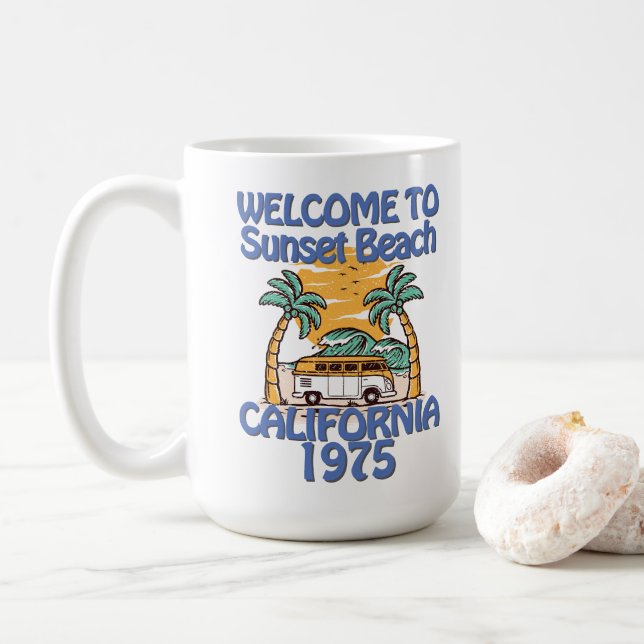 Taza De Café Bienvenidos a Sunset Beach - Vibes de época (Con donut)