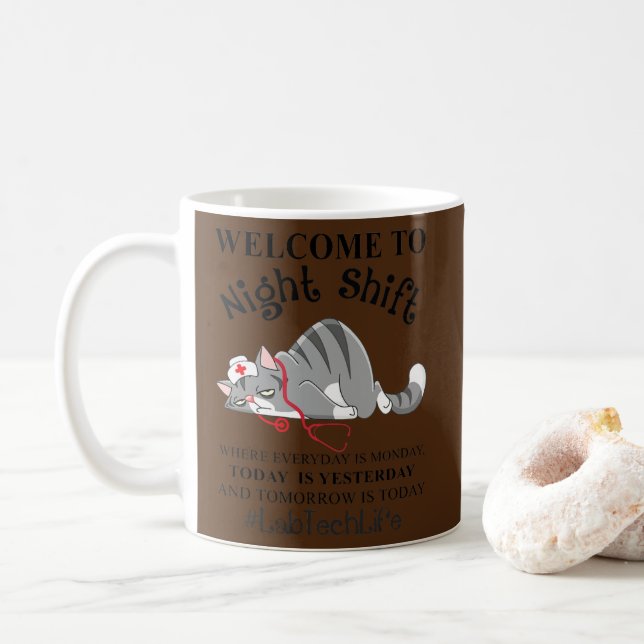 Taza De Café Bienvenidos Al Turno De Noche Donde Todos Los Días (Con donut)