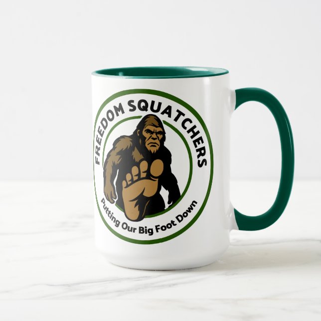 Taza de café "Big Foot Down" de Freedom Squatchers (Derecha)