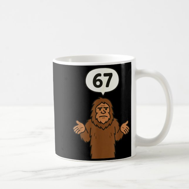 Taza De Café Bigfoot 67 Meme Six Seven Funny Sasquatch  (Derecha)