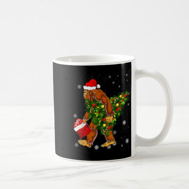 Taza De Café Bigfoot Carrying Christmas Tree Sasquatch Believer (Derecha)