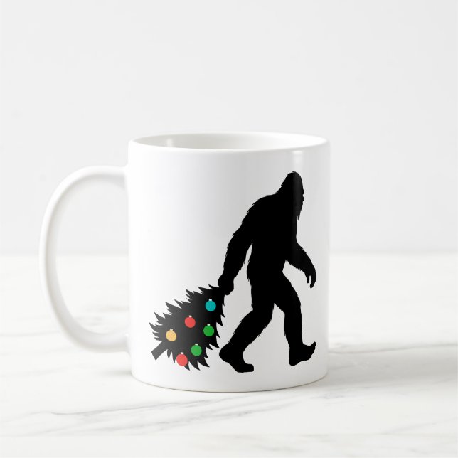 Taza De Café Bigfoot Dragging Christmas Tree  (Izquierda)