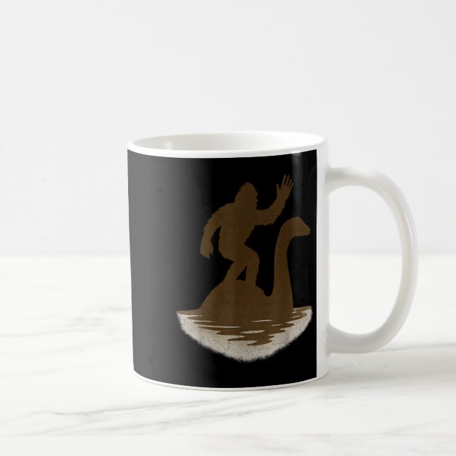 Taza De Café Bigfoot Riding Loch Ness Monster Funny Sasquatch  (Derecha)