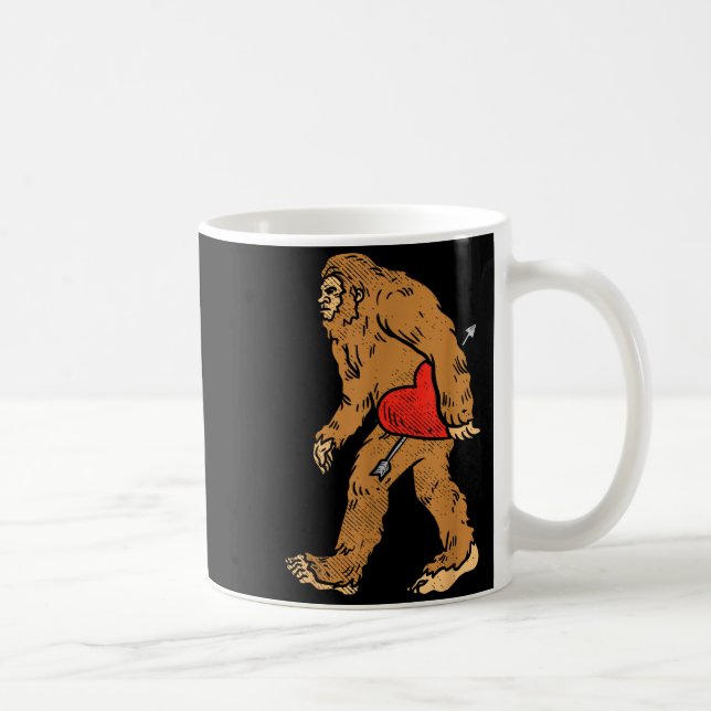 Taza De Café Bigfoot Sasquatch Heart With Arrow Funny Valentine (Derecha)