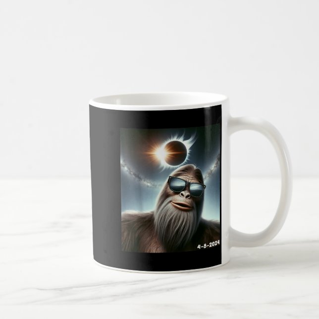 Taza De Café Bigfoot Tomando Una Selfie Eclipse Solar 2024 Con (Derecha)