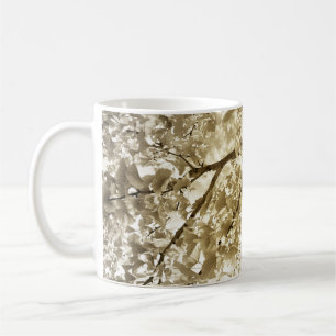 Taza De Café Biloba del Ginkgo en otoño