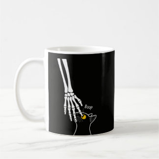Taza De Café Black Cat Boop – Mano de Esqueleto Arte Gótico
