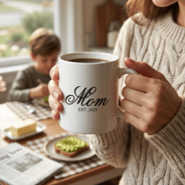 Taza De Café Black Elegant Script Established Mom