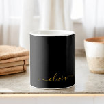 Taza De Café Black Gold Girly Script Monograma Nombre moderno<br><div class="desc">Copa o taza de café con nombre de monograma dorado y negro. Esto hace que el dulce perfecto cumpleaños 16,  boda,  ducha de novia,  aniversario,  ducha de bebé o fiesta de soltera sea regalo para alguien que ama el lujo glam y los estilos de moda.</div>