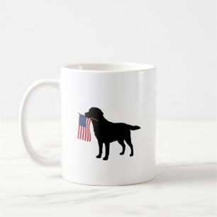 Taza De Café Black Lab Dog Holding 4 de julio Bandera Patriótic