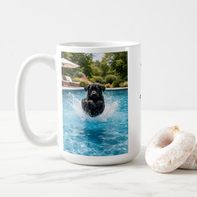 Taza De Café Black Labrador Puppy Pool Plunge (Con donut)