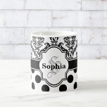 Taza De Café Black Vintage Damask Cute Polka Dots<br><div class="desc">Patrón de damasco clásico y elegante en blanco y negro con un lindo patrón de puntos polka. El diseño gráfico presenta una placa de nombre de estilo retro con letra inicial monogramo y nombre. Elegante regalo de moda de moda para niñas y mujeres.</div>