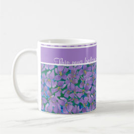 Taza de café blanca con estampado de violetas para