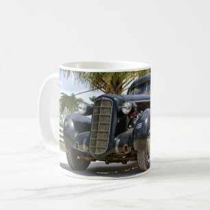 Taza de café blanca de coche antiguo