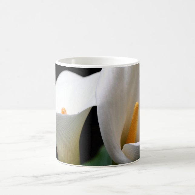 Taza de café blanca de la flor de la cala (Centro)
