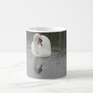 Taza de café blanca del cisne