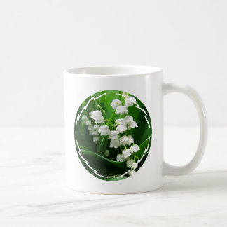 Taza de café blanca del lirio de los valles