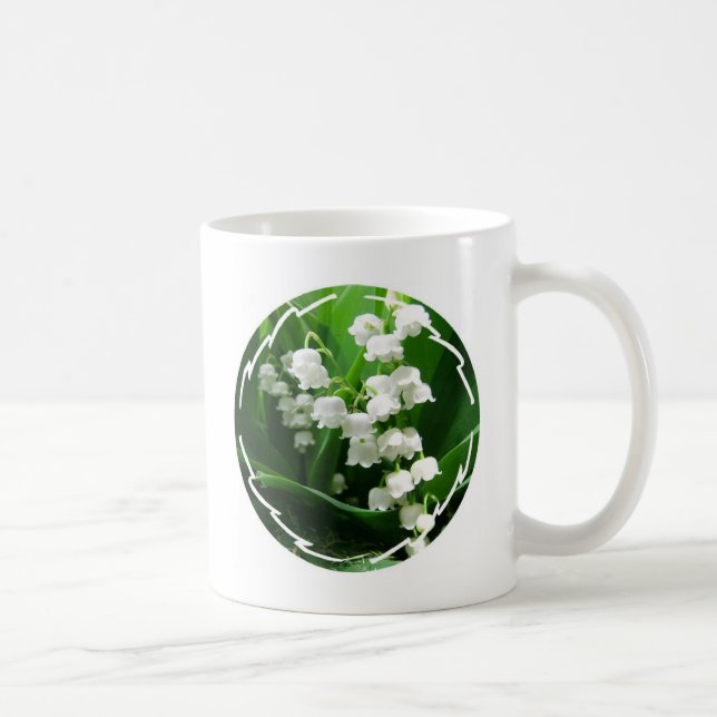Taza de café blanca del lirio de los valles (Derecha)