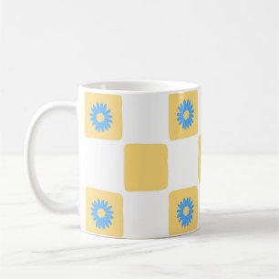 Taza De Café Blanco Amarillo Ajetreado Con Patrón De Flor Azul