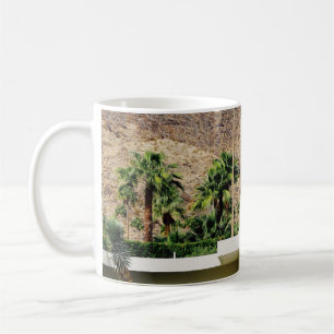 TAZA DE CAFÉ BLANCO DE MADERA CERCA DE PALMERAS VERDES DURANTE
