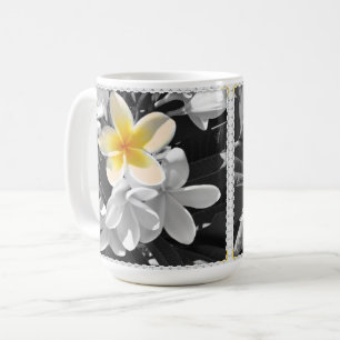 Taza De Café Blanco Negro Con Un Frangipani Amarillo, Café Mug
