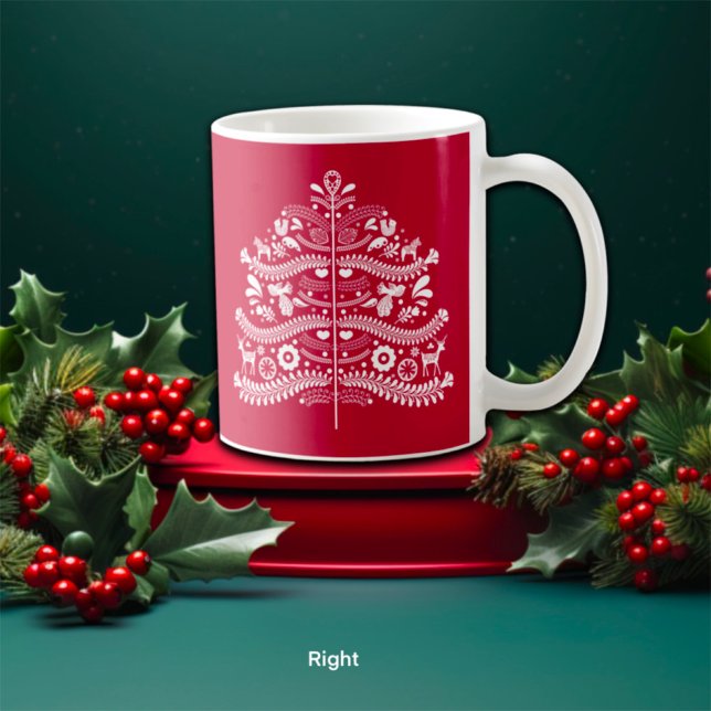 Taza De Café Blanco sobre el árbol nórdico de Navidad rojo (Subido por el creador)