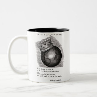 taza de café blanco y negro con cita y arte