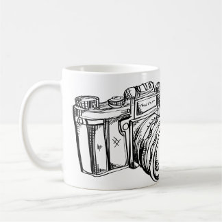 Taza de café blanco y negro de la cámara del