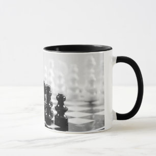 Taza de café blanco y negro del tablero de ajedre