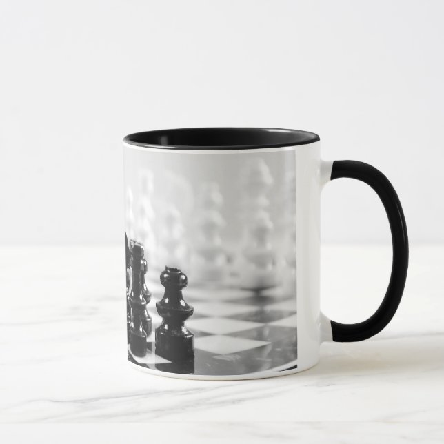 Taza de café blanco y negro del tablero de ajedrez (Derecha)