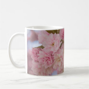 TAZA DE CAFÉ BLOSSOM DE CHERRY PINK EN FOTOGRAFÍA CERRADA