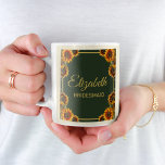 Taza De Café Boda de girasol Regalo de la dama de honor verde d<br><div class="desc">Presentamos nuestra exquisita taza de café de boda con temática de girasol, una elección perfecta para parejas que buscan un toque rústico y campestre. Esta encantadora taza capta la belleza de los girasoles acentuados con encantadores detalles de color verde y oro falso. Los girasoles vibrantes simbolizan la alegría, la felicidad...</div>