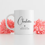 Taza De Café Boda de la dama de honor Nombre de guión moderno s<br><div class="desc">Boda de la dama de honor Sencilla caligrafía moderna Script Nombre personalizado Coffee Mug incluye el nombre de la dama de honor en un elegante guión de caligrafía negra acentuado con un corazón de amor simple con la adición de su texto personalizado como la fecha y la dama de honor....</div>