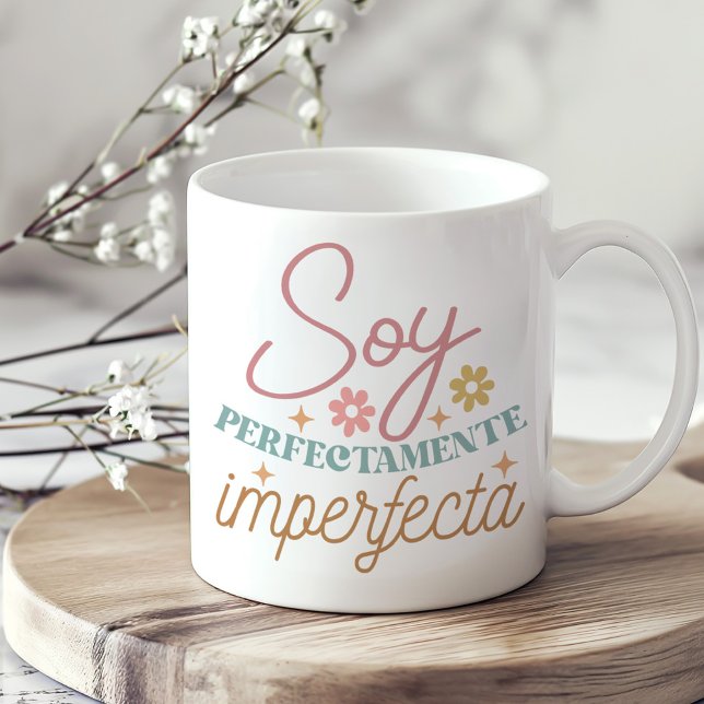 Taza De Café Boho Inspirador "Soy Perfectamente Imperfecta" ("Soy Perfectamente Imperfecta" Boho Inspirational Coffee Mug on a sunny neutral boho kitchen table.)