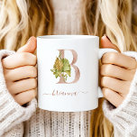 Taza De Café Boho Watercolor Monograma tropical "B"<br><div class="desc">Esta taza de café de boho de la moda incluye un monograma grande de la letra "B" decorado con un follaje tropical de color agua exuberante. Personalízalo con su nombre en escritura a mano, con florecimiento al principio y al final. El diseño aparece a ambos lados de la taza. ¡Hace...</div>
