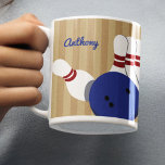 Taza De Café Bolas de bolas y pines personalizados<br><div class="desc">Crea un regalo personalizado para tu boliche favorito cuando añades su nombre a esta taza de café. Ilustraciones de estilo realista de boliche y bolera azul se ponen contra un fondo de rayas bronceadas con un punto para añadir un nombre en letras de escritura azul. El nombre y el gráfico...</div>