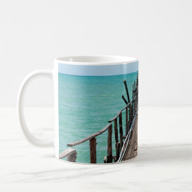 Taza De Café Bonito puente de madera con fondo de mar azul en S (Izquierda)
