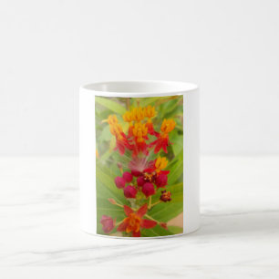 Taza De Café bonitos budos rojos de flores amarillas verdes.
