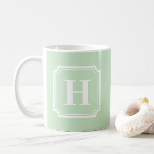 Taza De Café Bordes clásicos   Monograma personalizado verde de