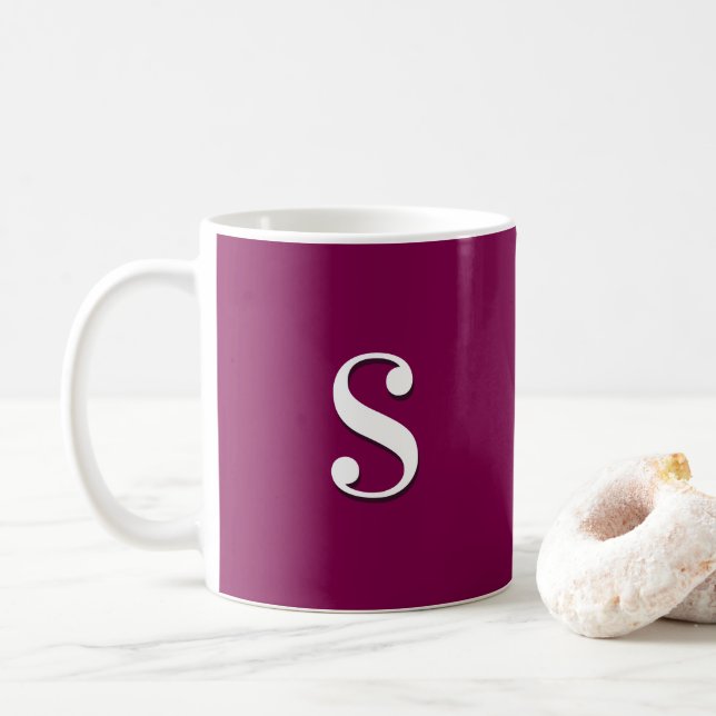 Taza De Café Borgoña Oscura Simple Elegante Monogramado Inicial (Con donut)